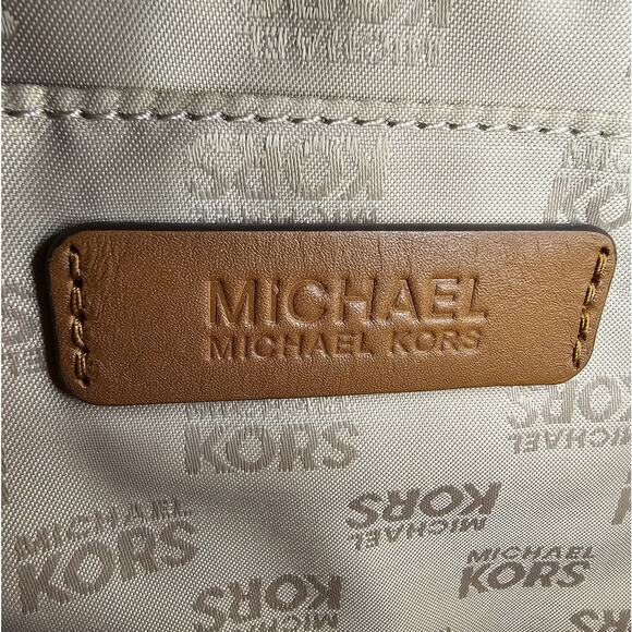 ❌️Sold❌️ Michael Kors Montauk Signature Tote Bag - Picture 6 of 15